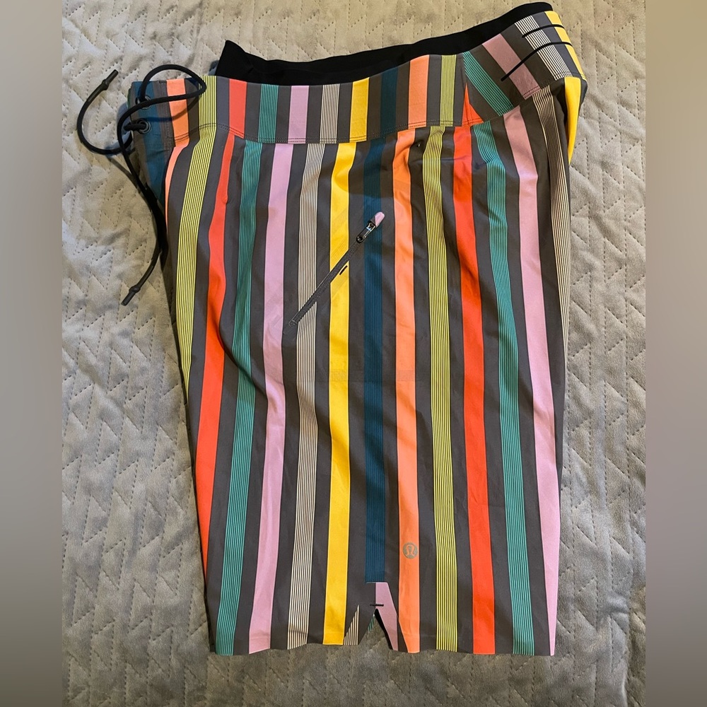 Lululemon‎ lined shorts mens size 36 NWOT multicolored